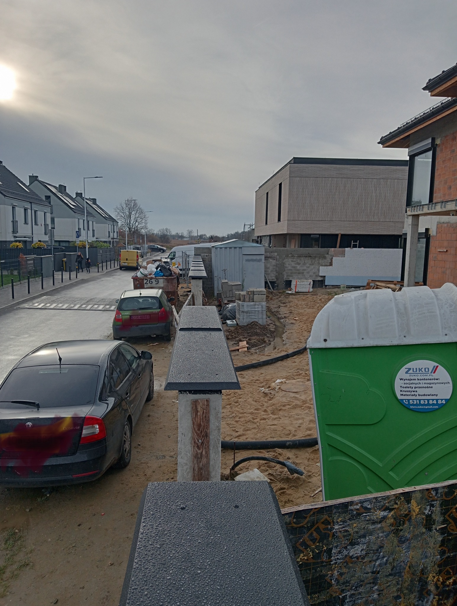 Mur wokół domu już zakończony blachą mocowaną na płycie OSB łączenia blach na felc stojący.