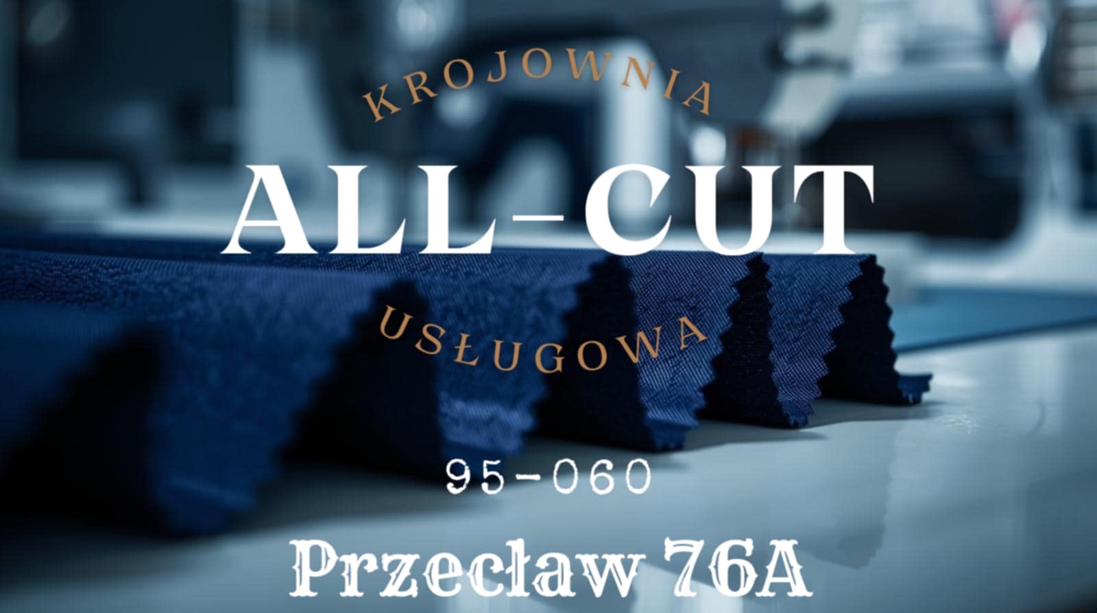 Próbki granatowej tkaniny z ząbkowanym brzegiem na stole w krojowni 'ALL-CUT', z adresem Przecław 76A. Precyzyjne cięcie materiałów tekstylnych.