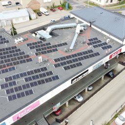 ZUEA BIAŁOWSKI - Widok z góry na dach centrum handlowego z zainstalowanymi panelami fotowoltaicznymi. Widoczne elementy wentylacji i klimatyzacji. Ujęcie z drona.