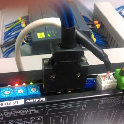 ZUEA BIAŁOWSKI - Szczegółowe ujęcie podłączonych przewodów do sterownika serwo Ezi-SERVO EZS-PD-86M-A w szafie sterowniczej. Widoczne złącza, kable i diody sygnalizacyjne.