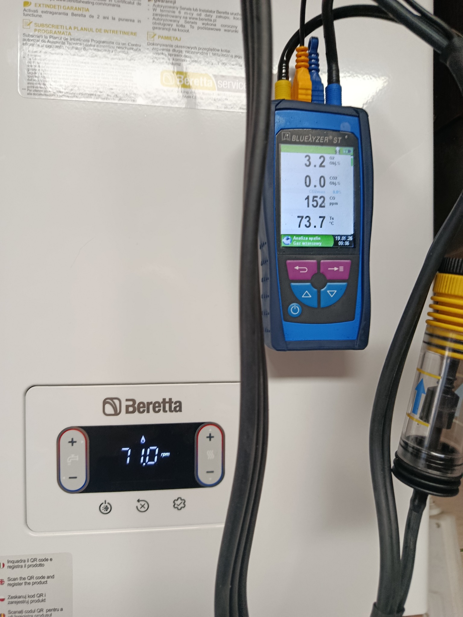Analizator spalin BlueLyzer ST przy kotle Beretta, wskazujący parametry spalin podczas serwisu. Widoczne wartości O2, CO2, CO i temperatura.