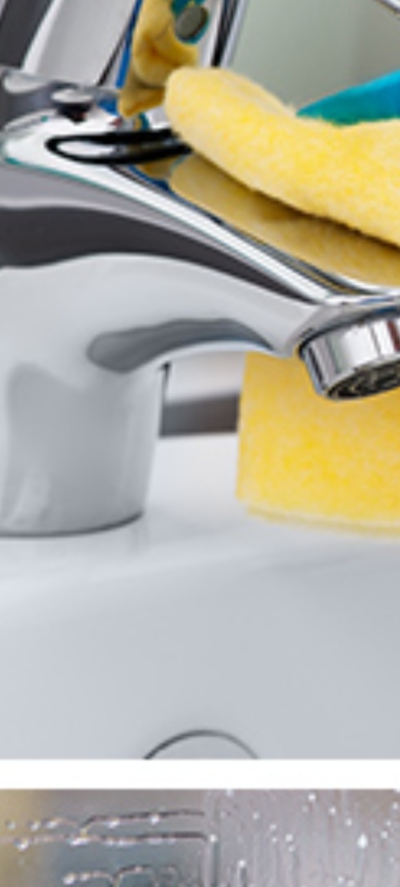 Błyszcząca bateria umywalkowa czyszczona żółtą gąbką. Widoczne krople wody i odbicia światła na chromowanej powierzchni. Ujęcie z bliska, skupione na detalu.