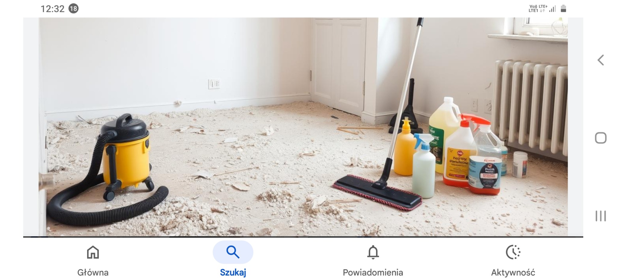 Pokój po remoncie z odkurzaczem przemysłowym, mopem i środkami czystości. Podłoga pokryta pyłem i resztkami gruzu, ściany białe. Widoczny grzejnik.