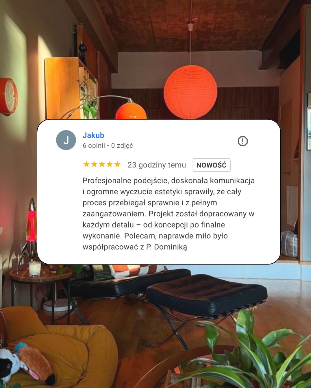 Recenzja klienta Jakuba z 5 gwiazdkami, chwaląca profesjonalizm i wyczucie estetyki projektu wnętrza, z widocznym fragmentem aranżacji salonu w tle.