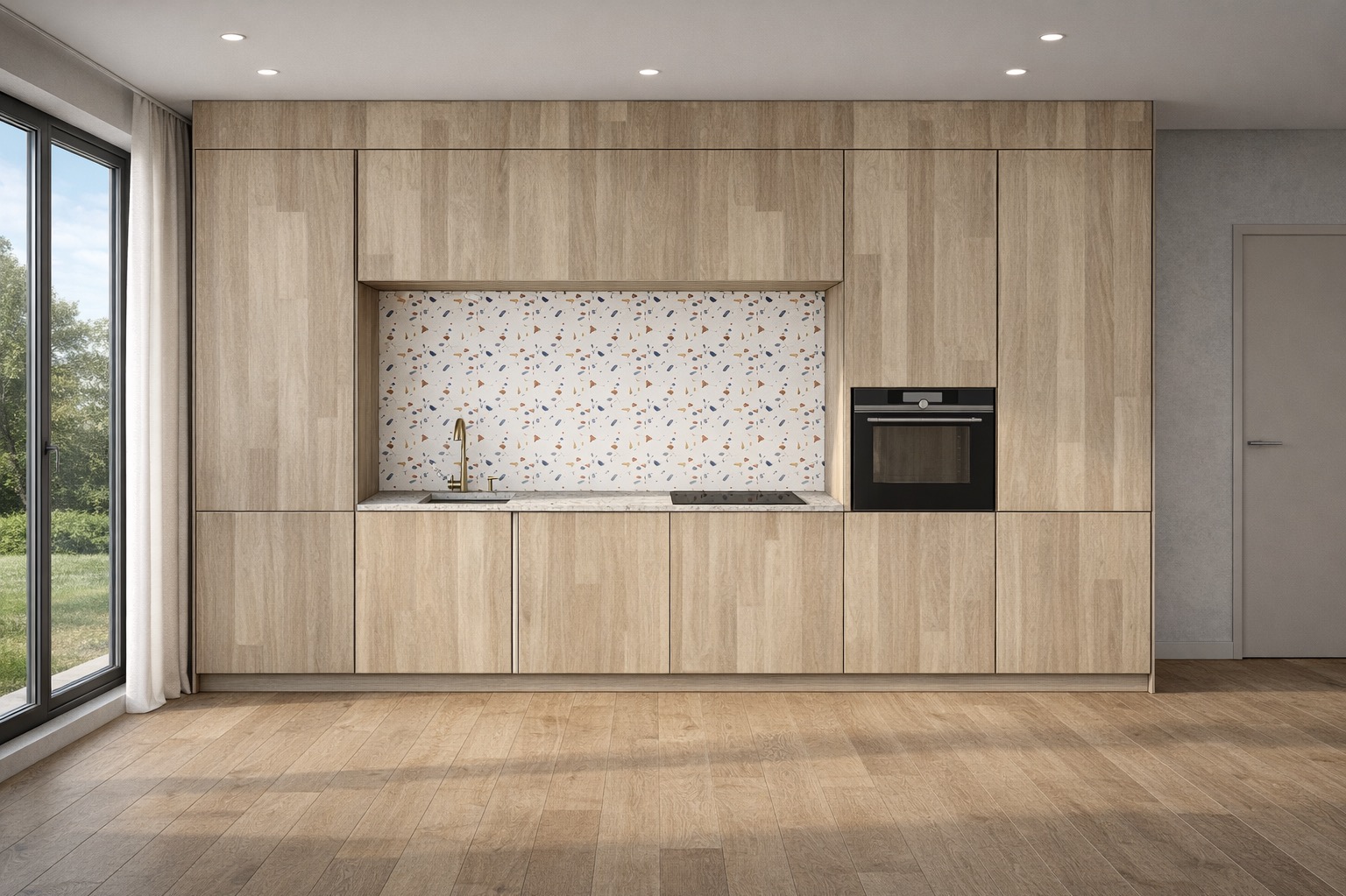 Jasna, drewniana zabudowa kuchenna z mozaiką nad blatem i wbudowanym piekarnikiem. Minimalistyczny design, parkiet na podłodze, duże okno z widokiem na zieleń.