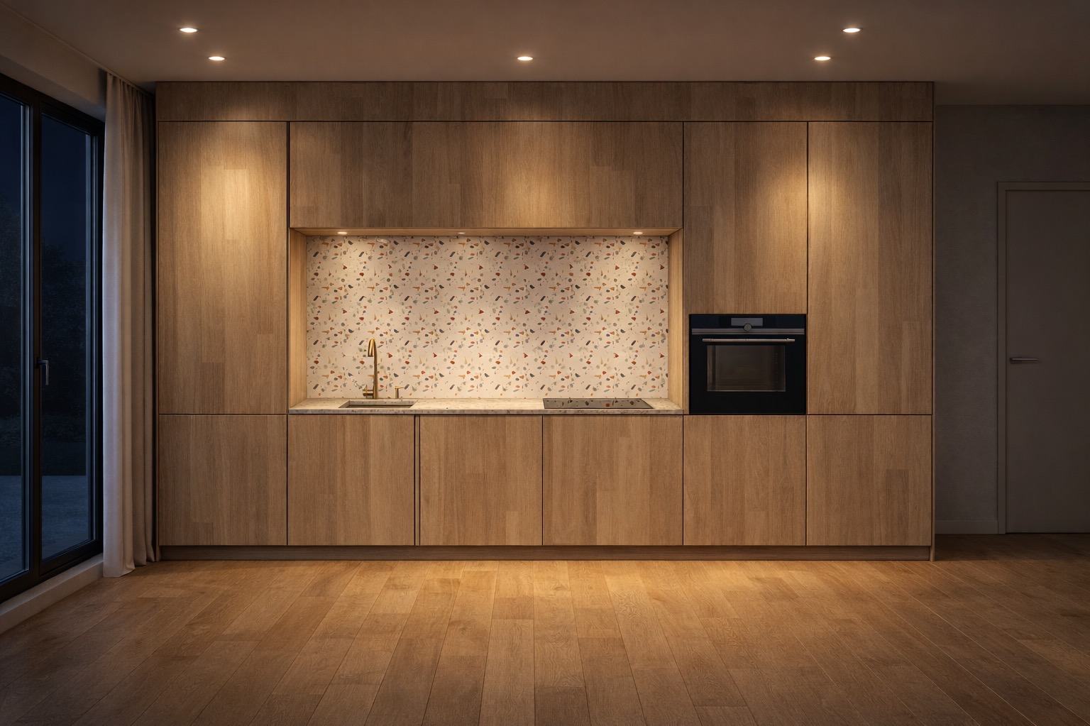 Nowoczesna kuchnia z drewnianymi szafkami, mozaiką nad blatem i wbudowanym piekarnikiem. Ciepłe oświetlenie punktowe i parkiet dodają przytulności.