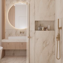 Projektant Wnętrz Studio RETRO Design - Patrycja Wawrzyniak - Elegancka łazienka z marmurowymi płytkami, okrągłym lustrem z podświetleniem LED i złotą armaturą. Wnęka z kosmetykami dodaje luksusowego charakteru.