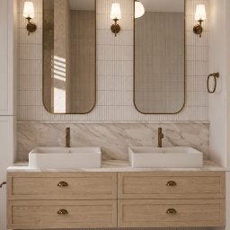 Projektant Wnętrz Studio RETRO Design - Patrycja Wawrzyniak - Nowoczesna łazienka z podwójną umywalką, drewnianą szafką, marmurowym blatem i dwoma lustrami w zaokrąglonych złotych ramach. Ściana z pionowych płytek, podłoga z geometrycznym wzorem. Ciepłe...
