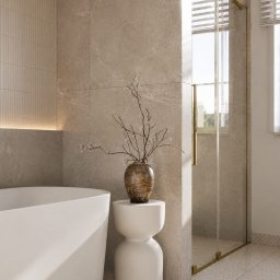 Projektant Wnętrz Studio RETRO Design - Patrycja Wawrzyniak - Nowoczesna łazienka z wolnostojącą wanną, beżowymi płytkami ściennymi, wzorzystą podłogą i szklaną kabiną prysznicową ze złotymi okuciami. Dekoracyjny stolik z wazonem.