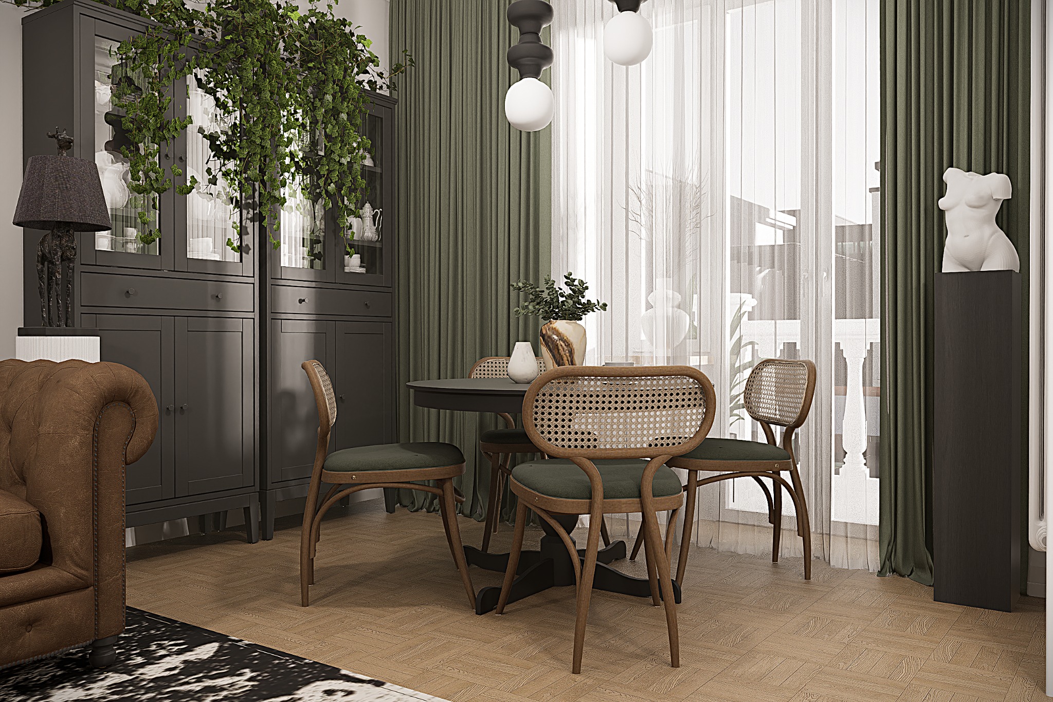 Stylowa aranżacja jadalni z okrągłym stołem, krzesłami z rattanowym oparciem i zielonymi zasłonami. Na szafce roślina pnąca. Parkiet w jodełkę.