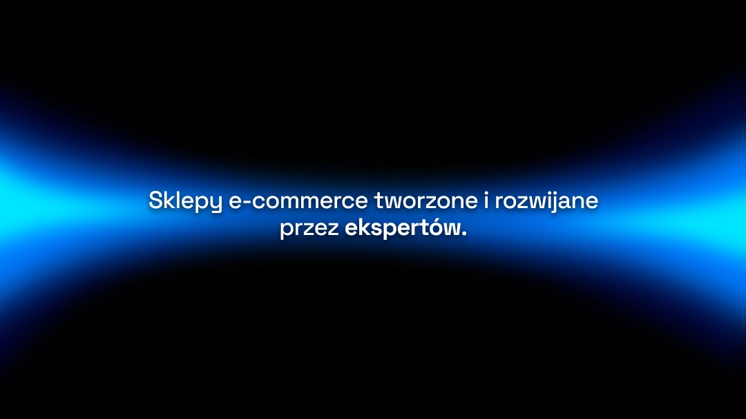 Napis 'Sklepy e-commerce tworzone i rozwijane przez ekspertów' na czarnym tle z niebieską poświatą. Grafika reklamowa usług tworzenia i rozwoju sklepów internetowych.
