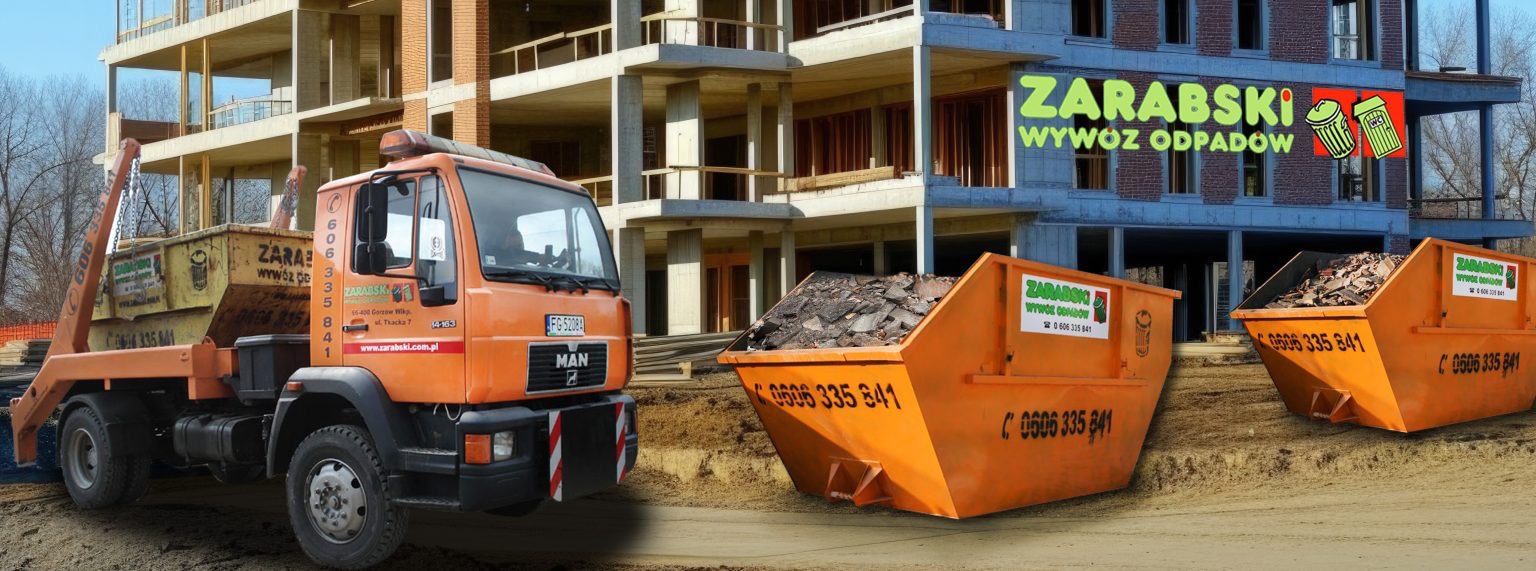 Pomarańczowa ciężarówka i kontenery wypełnione gruzem na tle budynku w budowie. Widoczny branding firmy Zarabski Wywóz Odpadów.