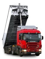 Czerwona ciężarówka Scania z podniesioną skrzynią ładunkową, gotowa do wyładunku. Widok z przodu, na białym tle, z detalami kabiny i mechanizmu podnoszenia.