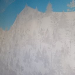 Aleksander Burkenia SPOKOBUD - Ściana z ręcznie malowanym motywem górskiego krajobrazu z białymi drzewami na tle błękitnego nieba, tworząca unikalny efekt wizualny w pomieszczeniu.