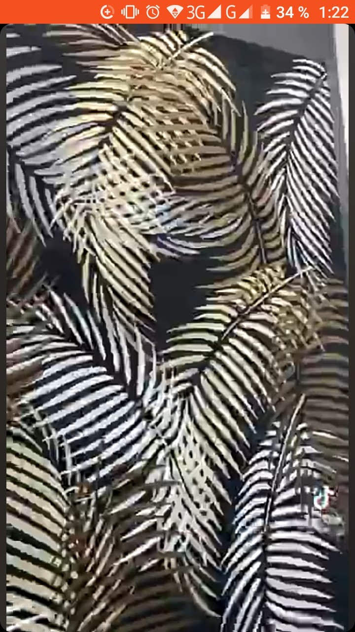 Czarno-złota tapeta w motyw liści palmowych, wzór gęsty, nowoczesny design, zbliżenie na fakturę, widoczne detale liści.