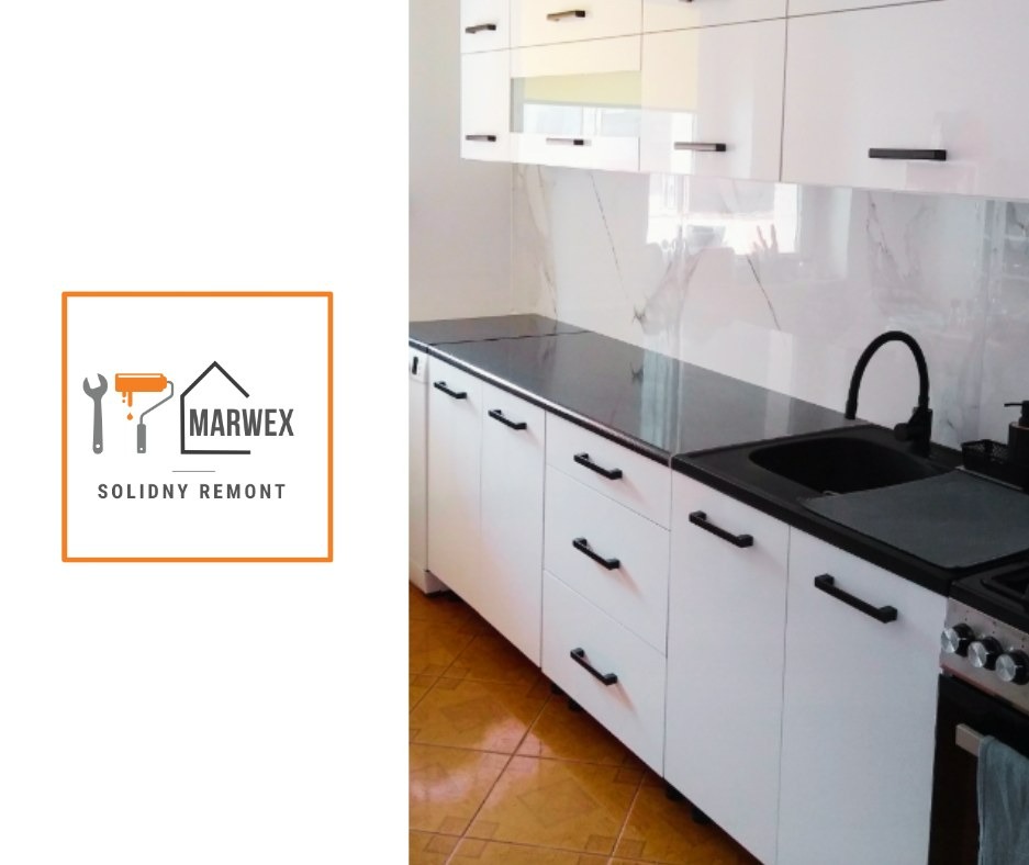 Biała, nowoczesna kuchnia z czarnym blatem i armaturą. Widoczny fragment kuchenki. W tle marmurowe płytki. W lewym rogu logo firmy remontowej.