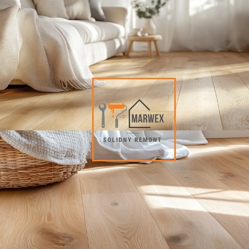 Jasna, drewniana podłoga po renowacji, z widocznym koszem i fragmentem sofy w tle. Logo firmy remontowej wkomponowane w kadr. Naturalne światło.