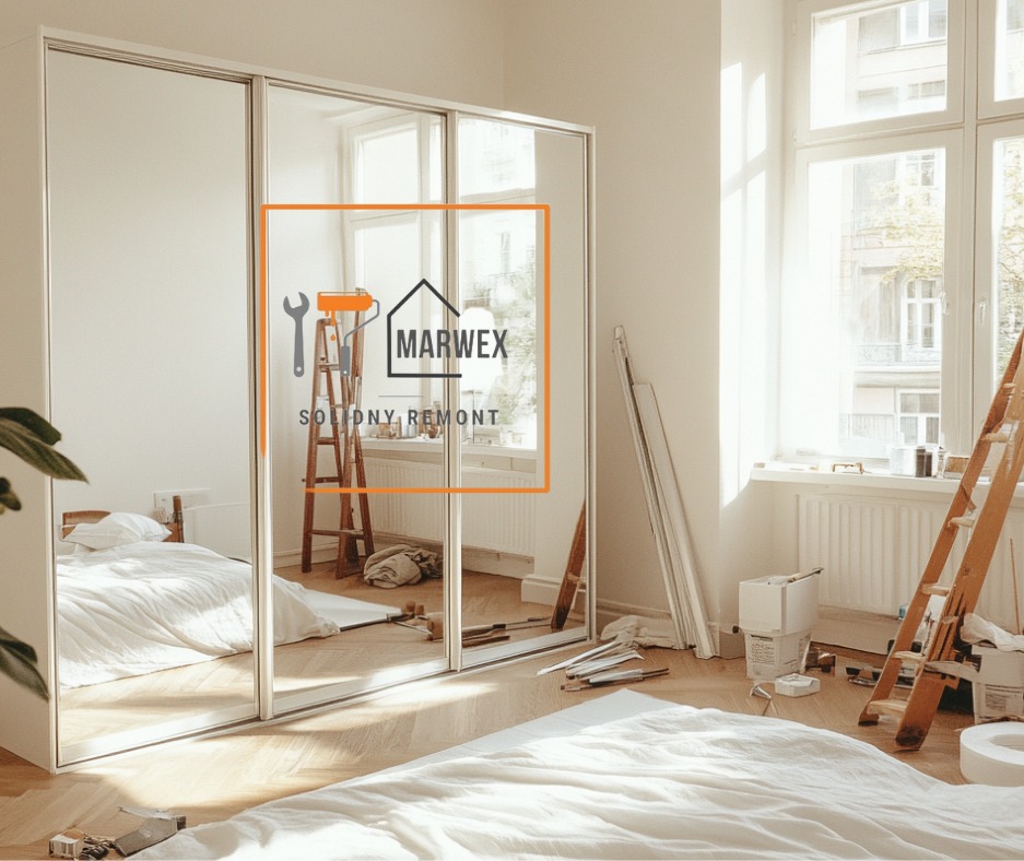 Pokój w trakcie remontu: lustrzana szafa, drabina, wałek malarski, narzędzia. Widoczne logo firmy remontowej odbite w lustrze. Jasne wnętrze, drewniana podłoga.