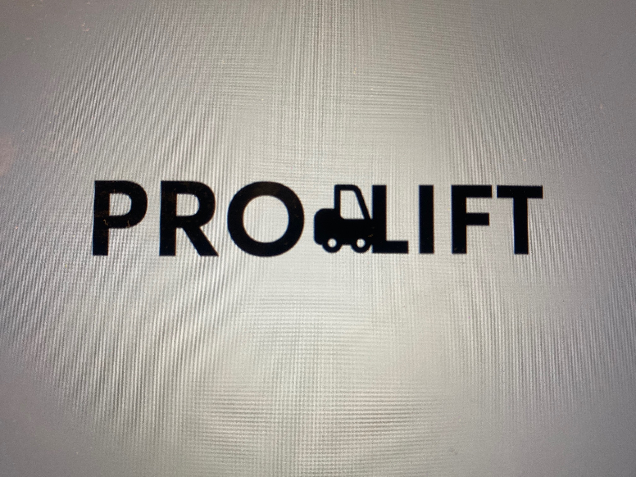 Logo firmy Prolift z wkomponowanym w literę 'O' symbolem wózka widłowego, czarne litery na jasnym tle.