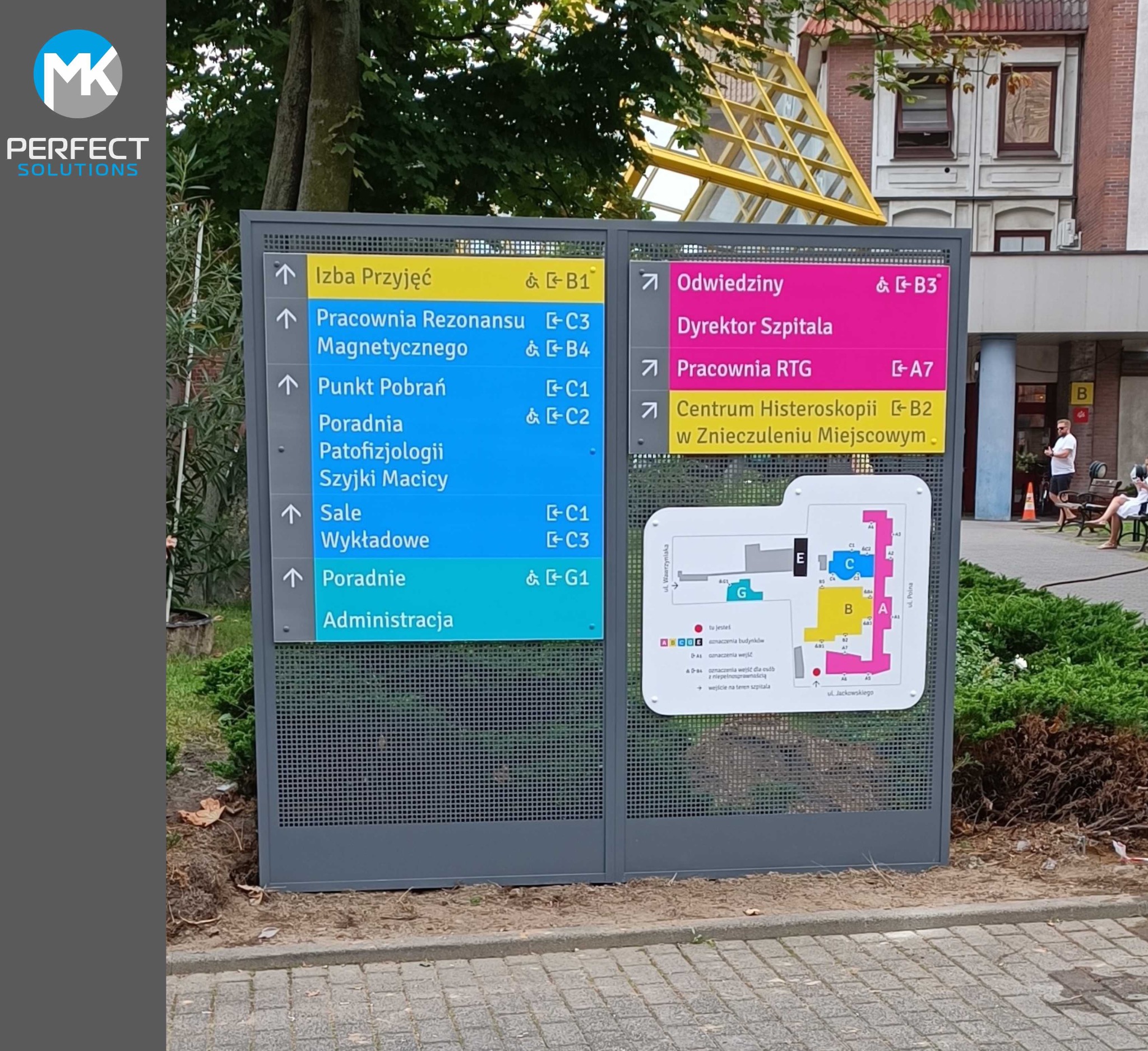 Pylony i totemy informacyjne z montażem.