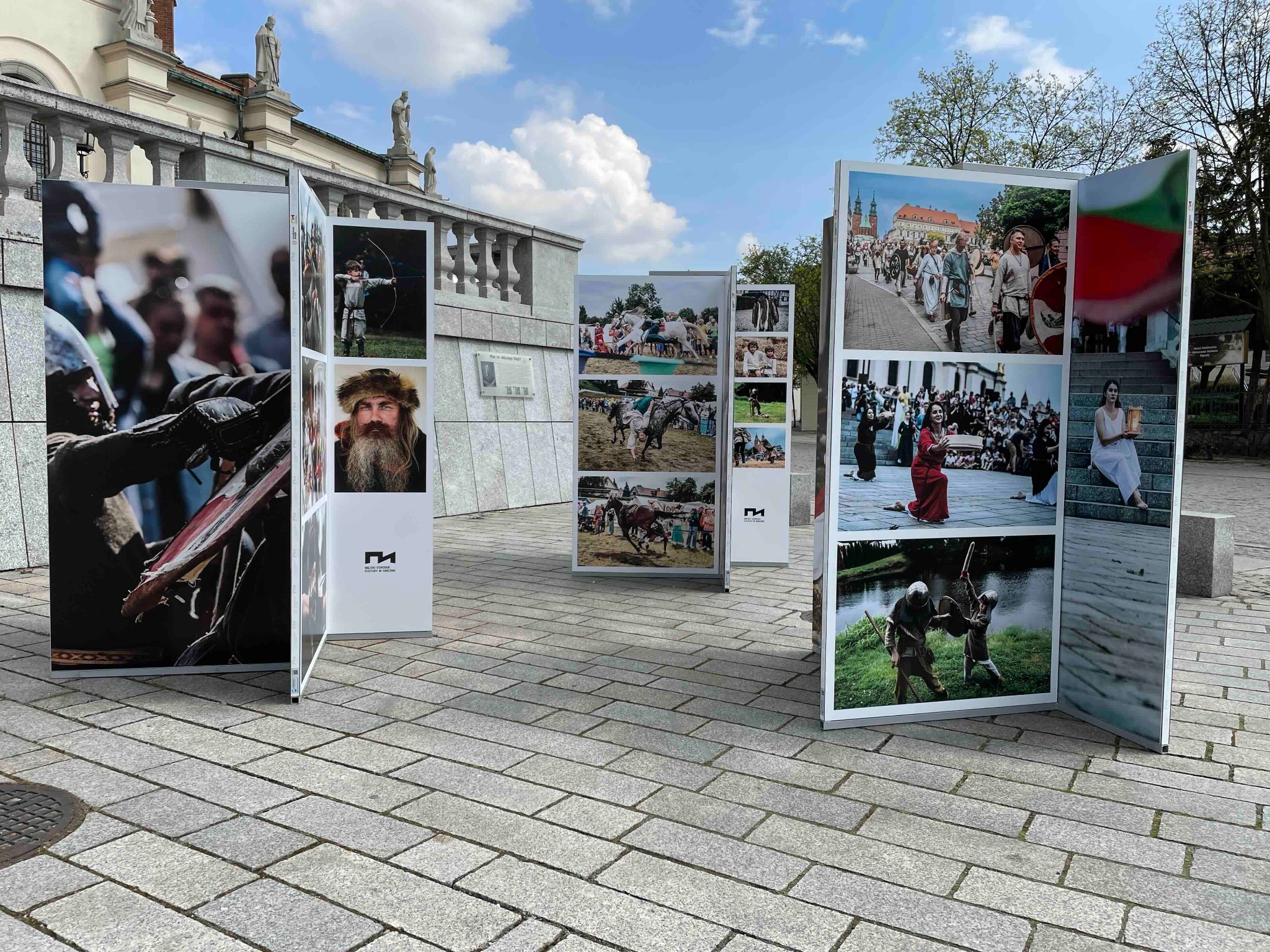 Systemy wystawiennicze / Ścianki reklamowe.