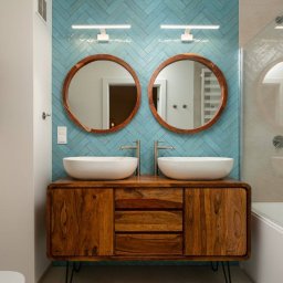 W projekcie połączono naturalne drewno, jasne kolory i nowoczesne detale, tworząc przestrzeń elegancką, funkcjonalną i przytulną.
Każde pomieszczenie wykonane z dbałością o estetykę, komfort i jakość wykończenia.