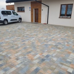 Firma Handlowo Usługowa Atut - Podjazd wraz z miejscem postojowym-kostka brukowa