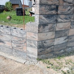 Firma Handlowo Usługowa Atut - Ogrodzenia z bloczków na fundamencie żelbetowym, płotki drewniane.