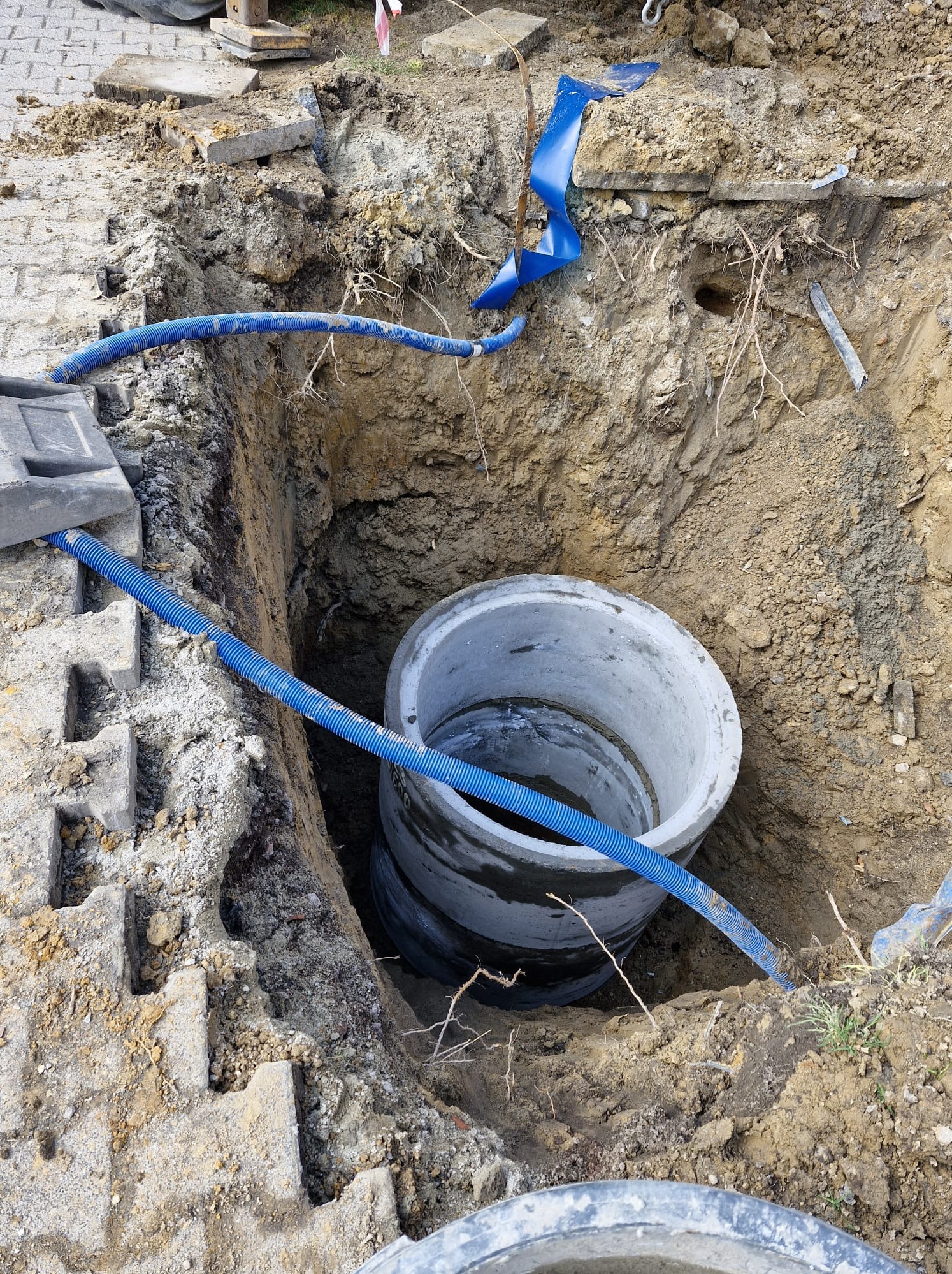 Studnie kanalizacyjne z kręgów betonowych.