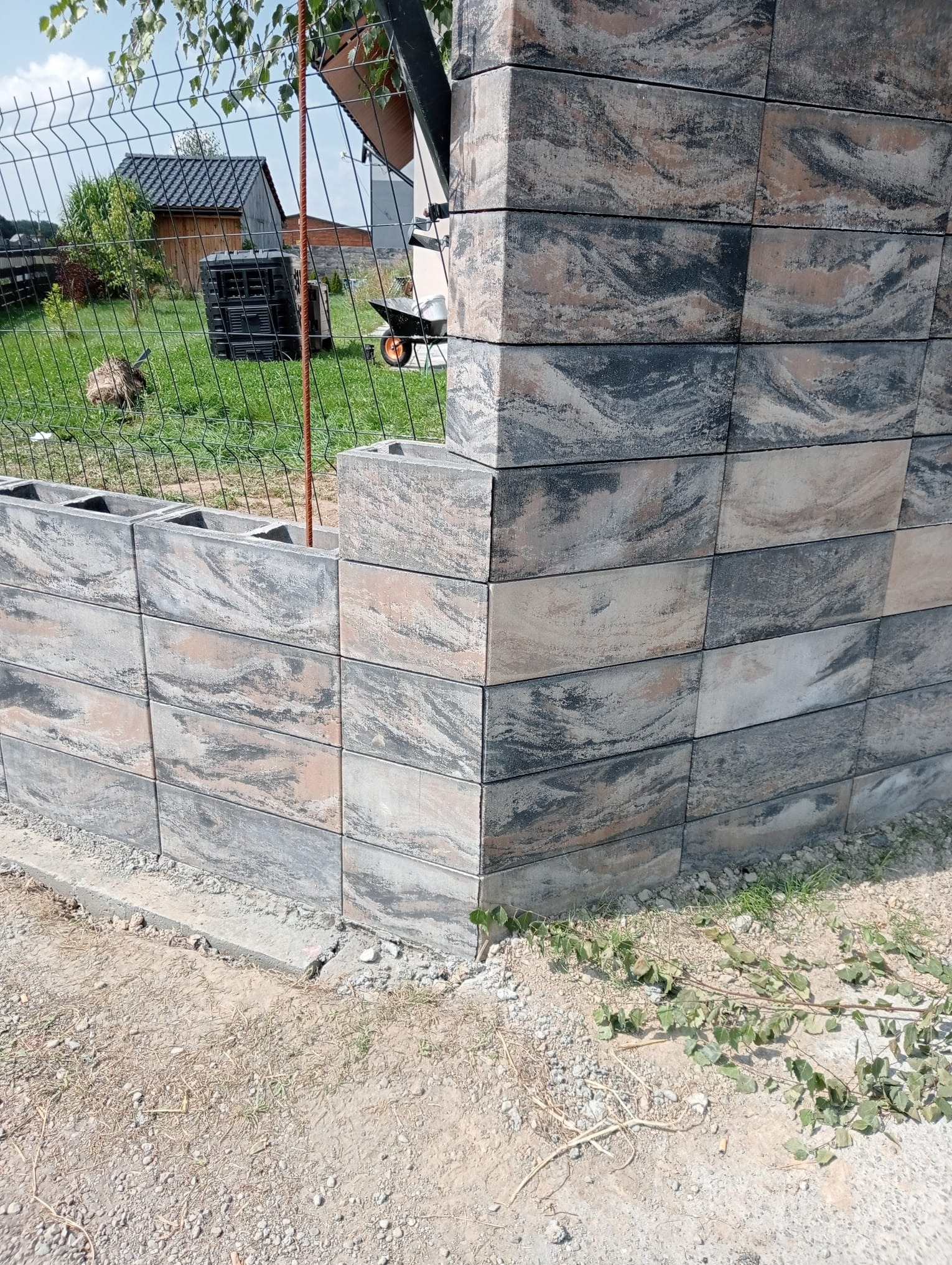 Ogrodzenia z bloczków na fundamencie żelbetowym, płotki drewniane.