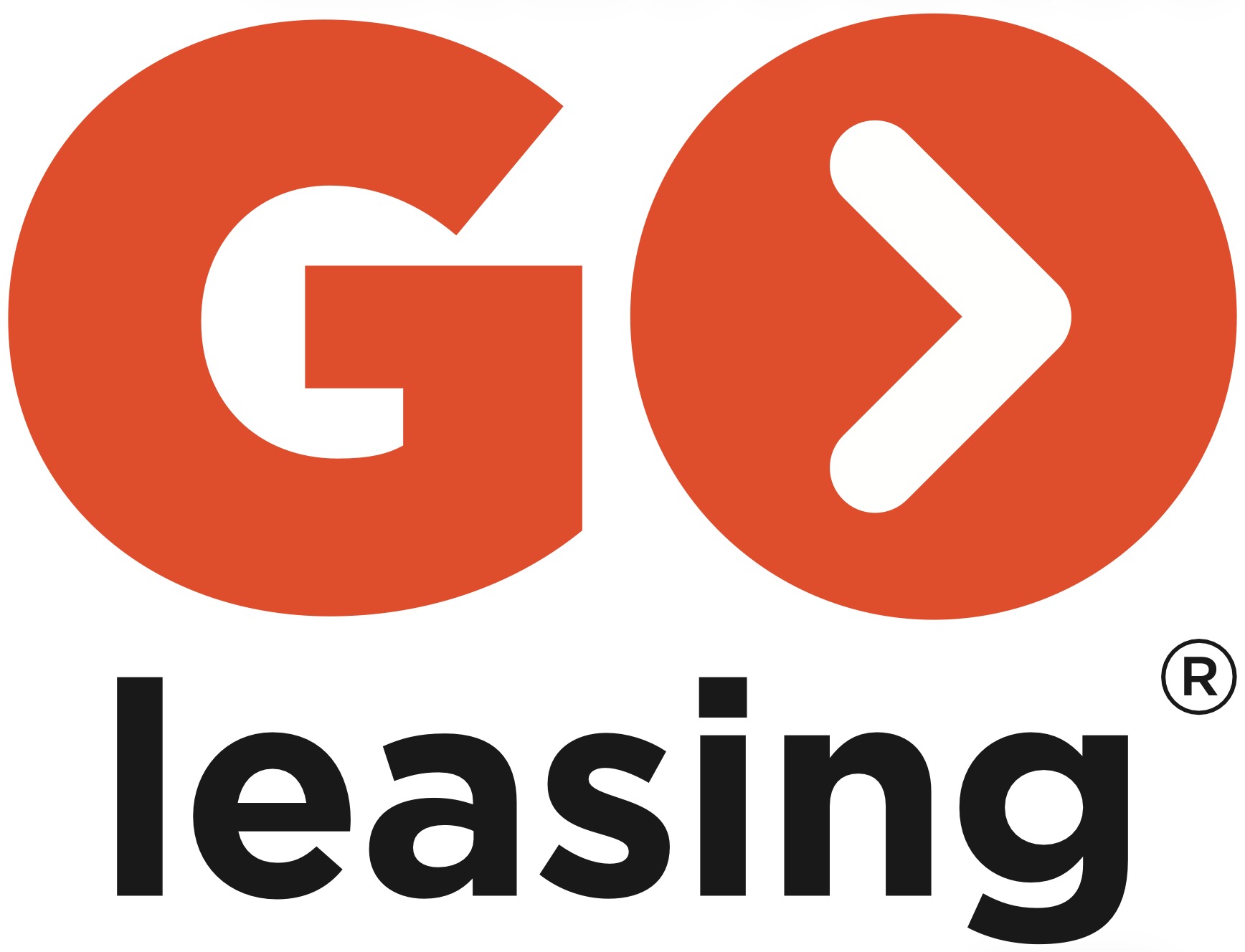 Pomarańczowe logo 'GO' z białą strzałką w kółku, poniżej czarny napis 'leasing' z symbolem zarejestrowanego znaku towarowego.