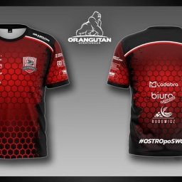 SPÓŁKA CYWILNA: ORANGUTAN SPORTSWEAR - Grafika prezentująca przód i tył koszulki sportowej z nadrukiem w odcieniach czerwieni i czerni, z logotypami sponsorów i hasłem #OSTROPOSWOJE.