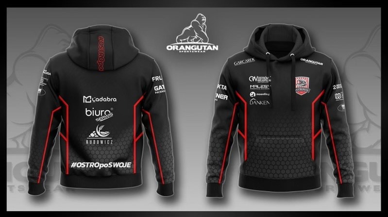 Czarna bluza z kapturem marki Orangutan Sportswear, widok z przodu i z tyłu, z czerwonymi akcentami i nadrukami logo sponsorów. Grafika prezentuje produkt w detalu.