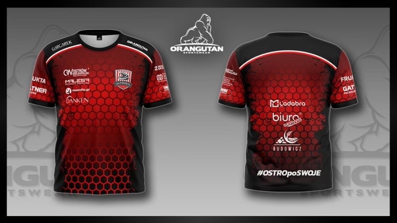 Grafika prezentująca przód i tył koszulki sportowej z nadrukiem w odcieniach czerwieni i czerni, z logotypami sponsorów i hasłem #OSTROPOSWOJE.