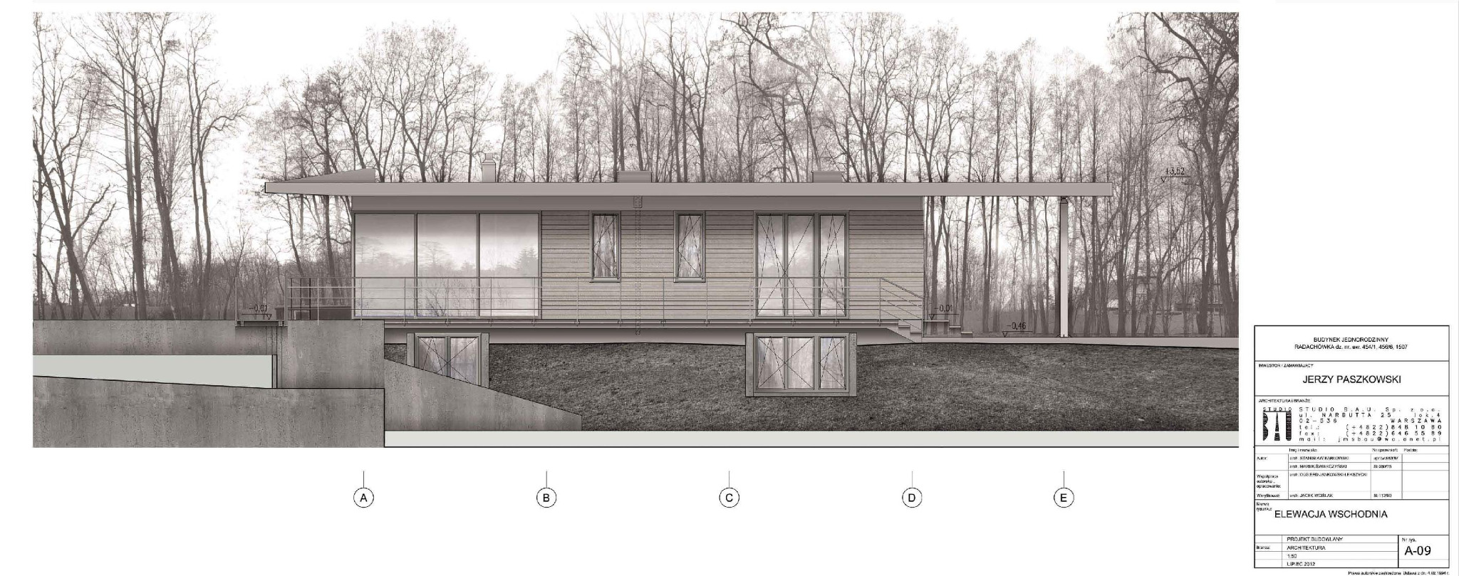 Rzut elewacji wschodniej nowoczesnego domu jednorodzinnego z płaskim dachem, otoczonego drzewami. Projekt architektoniczny z detalami i wymiarami.