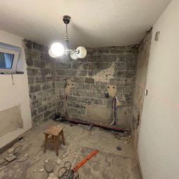 Pomieszczenie po usunięciu starych płytek, przed wykonaniem 2 kabin prysznicowych 