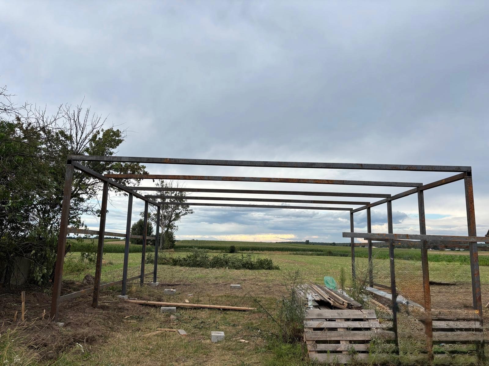 Konstrukcja wiaty spawana u klienta w trakcie realizacji