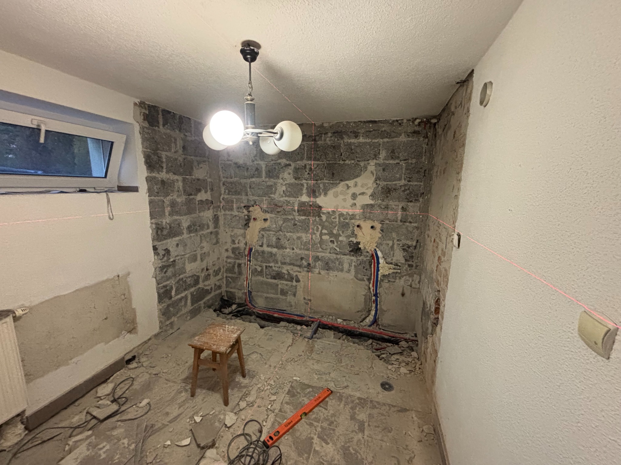 Pomieszczenie po usunięciu starych płytek, przed wykonaniem 2 kabin prysznicowych