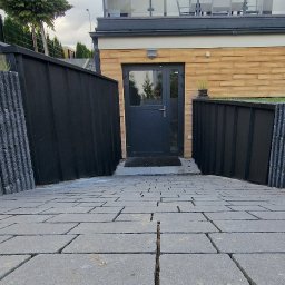 Ściany podjazdu wykończone panelem dachowym 