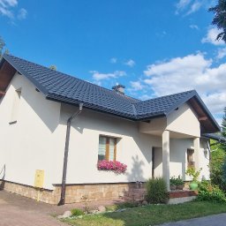 Kompleksowy remont dachu: obróbki blacharskie, obróbki kominów, montaż rynien stalowych, pokrycie blachodachówką