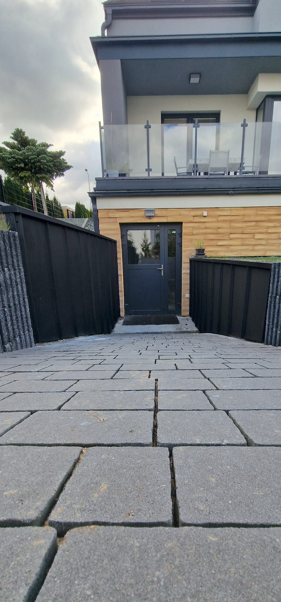 Ściany podjazdu wykończone panelem dachowym