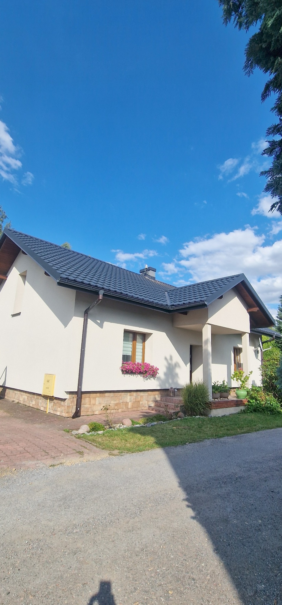 Kompleksowy remont dachu: obróbki blacharskie, obróbki kominów, montaż rynien stalowych, pokrycie blachodachówką