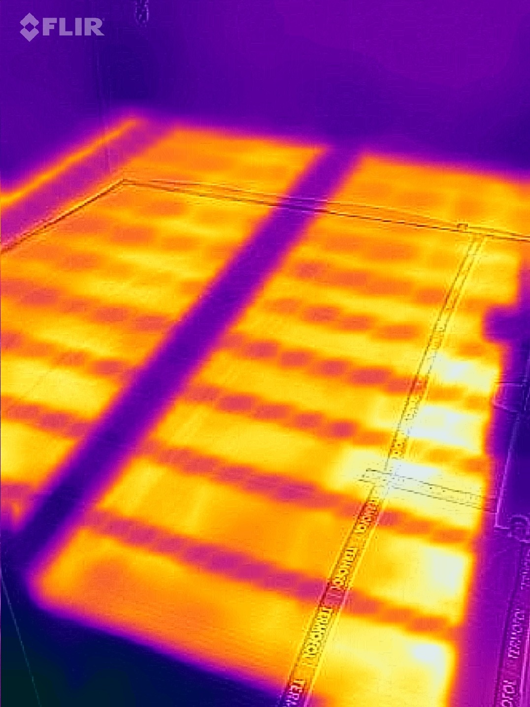 Termowizja: zainstalowane maty grzewcze podłogowe, widoczne ciepło. Pomiar temperatury po instalacji, detekcja równomiernego rozkładu ciepła. Kontrola jakości wykonania.