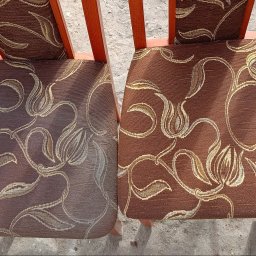 Shinycar24h - Krzesła z brązową tapicerką w kwiaty: jedno wyczyszczone, drugie przed czyszczeniem. Widoczna różnica w kolorze i świeżości tkaniny.