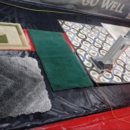 Shinycar24h - Profesjonalne czyszczenie dywanów: Różne wzory i kolory dywanów poddawane procesowi prania z użyciem specjalistycznego sprzętu. Widoczne detale i struktura włókien.