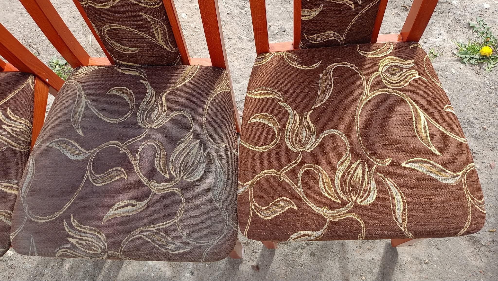 Krzesła z brązową tapicerką w kwiaty: jedno wyczyszczone, drugie przed czyszczeniem. Widoczna różnica w kolorze i świeżości tkaniny.