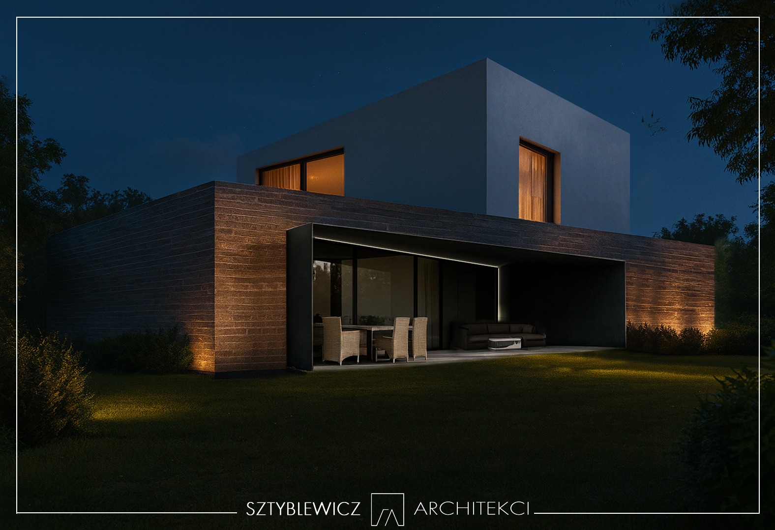 Nowoczesny dom z drewnianą elewacją i oświetlonym ogrodem nocą. Minimalistyczna bryła, duże okna, subtelne światło podkreślające architekturę.