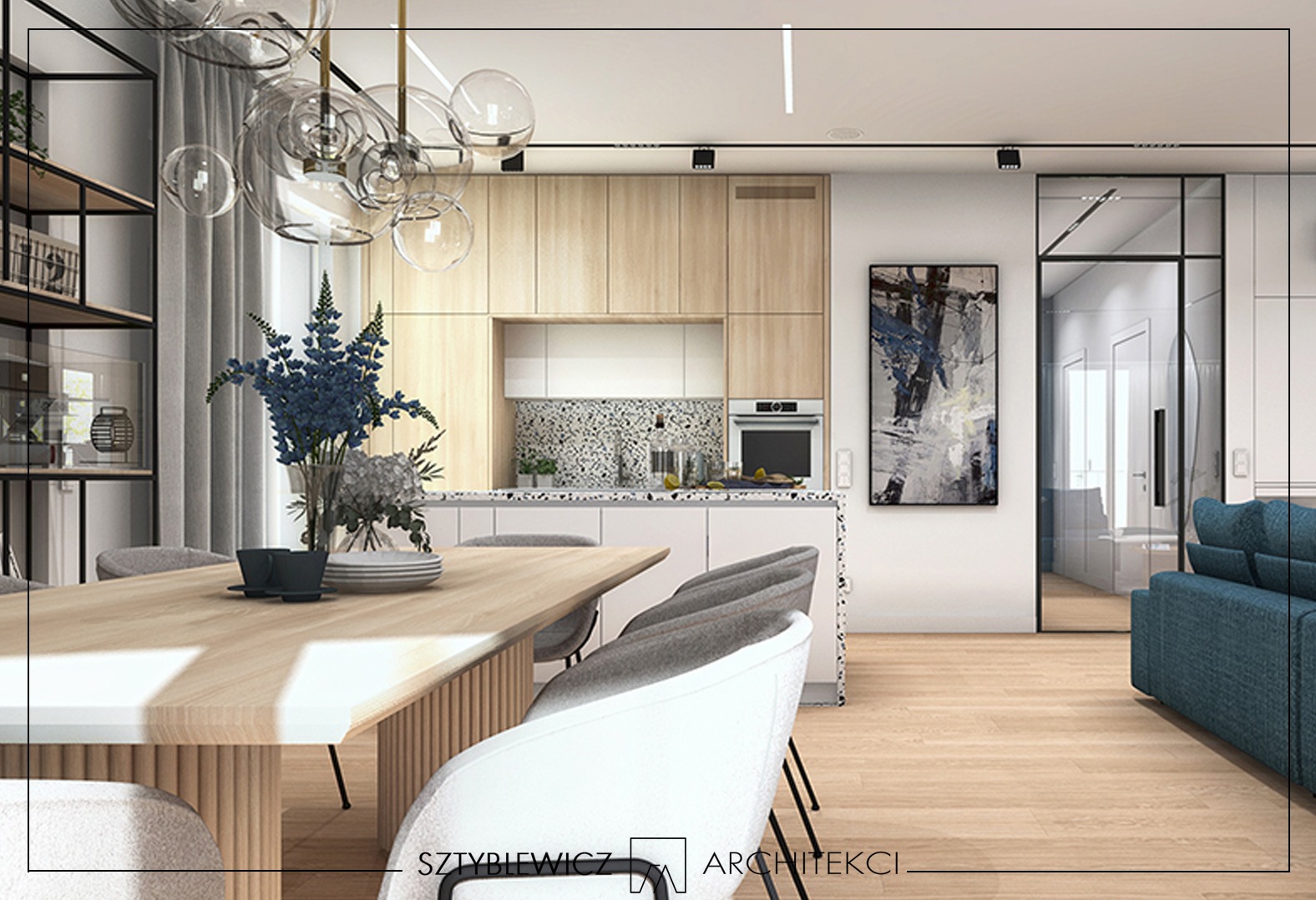 Jasna aranżacja wnętrza: stół z kwiatami, krzesła, drewniana zabudowa kuchenna z mozaiką, obraz na ścianie i przesuwne szklane drzwi.