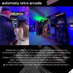 EVENTIVITY GROUP PAULINA TRYTKO - Dwie osoby grają na automatach arcade (Pac-Man, Mortal Kombat) w klimatycznym pomieszczeniu z neonowym oświetleniem, tworzącym retro atmosferę.