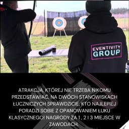 EVENTIVITY GROUP PAULINA TRYTKO - Zawody łucznicze Eventivity Group: uczestnik celuje z łuku do tarczy. Widoczny sprzęt, stanowiska i logo firmy na bluzie uczestnika. Impreza integracyjna na świeżym powietrzu.